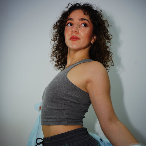 Woman wearing a gray crop top and black pants "toyos"
